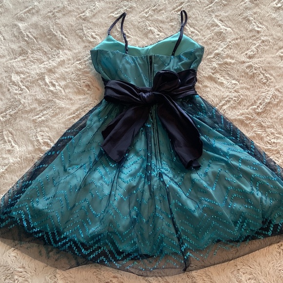 Gorgeous size 1 teal and navy semi formal dress, EUC. Worn once, dry cleaned - Picture 3 of 3